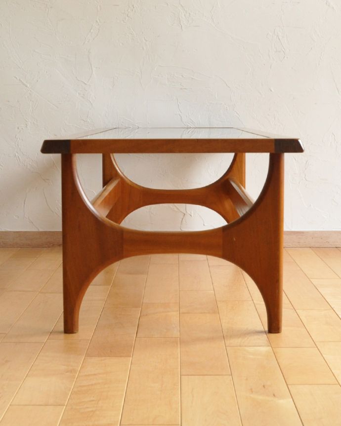 アンティークのテーブル　アンティーク家具　北欧スタイルのヴィンデージ家具、ネイサン社のガラストップコーヒーテーブル。横から見てもカッコイイ北欧スタイルの家具はデザインがステキだから、横から見た姿も絵になるカッコよさ！。(k-1588-f)