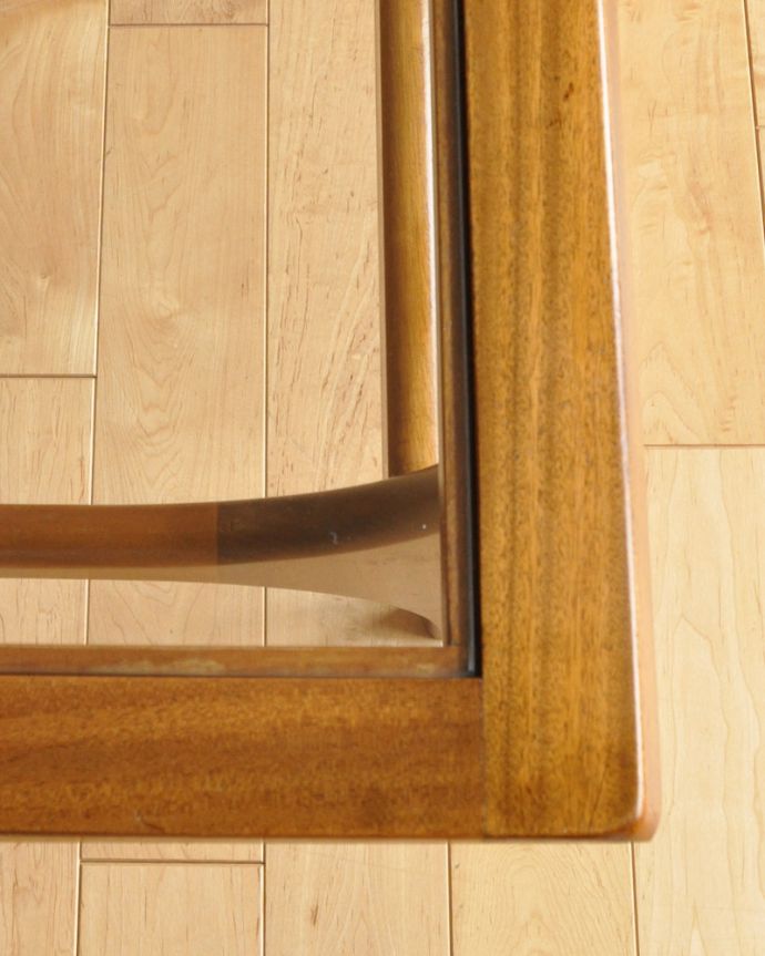 アンティークのテーブル　アンティーク家具　北欧スタイルのヴィンデージ家具、ネイサン社のガラストップコーヒーテーブル。天板を近くで見てみると･･･こんな感じでとってもキレイです！気になる方には新しいガラス天板に取り替えてお届けします。(k-1588-f)