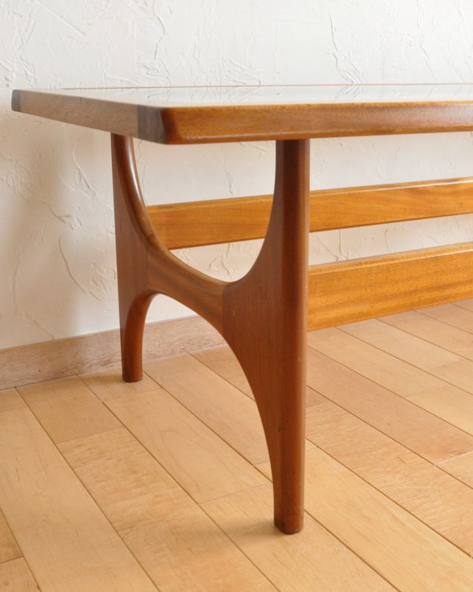 アンティークのテーブル　アンティーク家具　北欧スタイルのヴィンデージ家具、ネイサン社のガラストップコーヒーテーブル。女性1人でラクラク運べちゃう仕掛けHandleのアンティークは、脚の裏にフェルトキーパーをお付けしています。(k-1588-f)