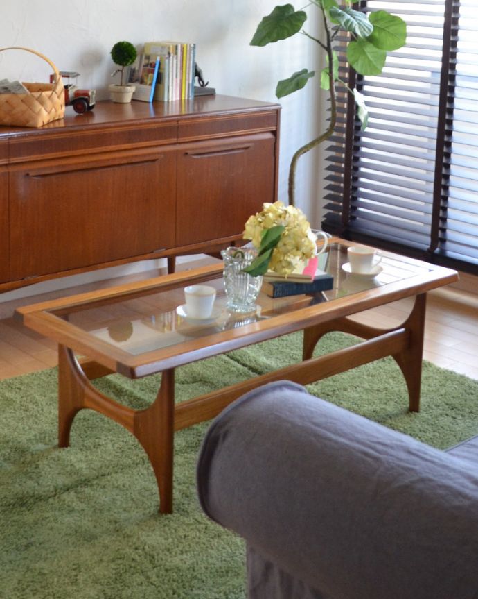 アンティークのテーブル　アンティーク家具　北欧スタイルのヴィンデージ家具、ネイサン社のガラストップコーヒーテーブル。木×ガラスが作り出すクールな優しさあたたかい木材の上にクールなガラス天板を乗せたシンプルなデザインは、見た目だけじゃなく使い勝手もバツグン。(k-1588-f)