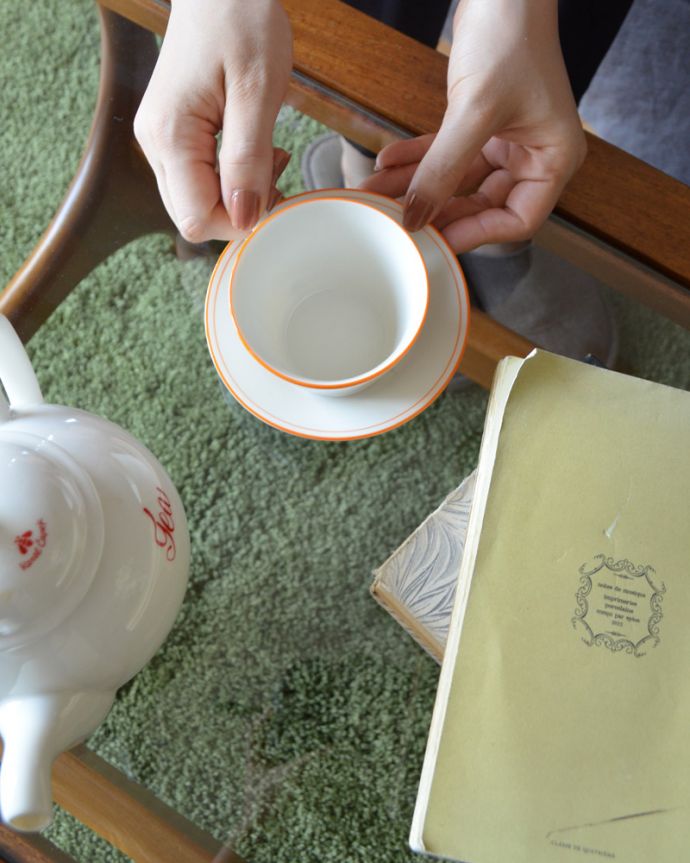 アンティークのテーブル　アンティーク家具　北欧スタイルのヴィンデージ家具、ネイサン社のガラストップコーヒーテーブル。天板がガラスだから、なんでも乗せて使えて便利。(k-1588-f)