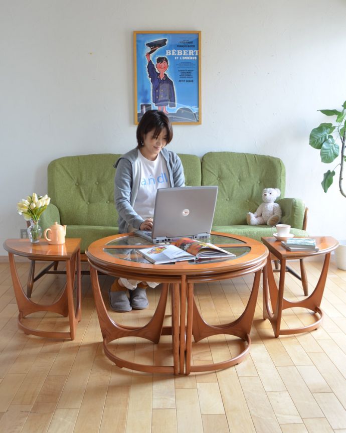 アンティークのテーブル　アンティーク家具　５つのテーブルがセットで届く！北欧スタイルのヴィンテージ家具、G-planのネストテーブル。カッコいい5つがセットになったコーヒーテーブルネストタイプになっているコーヒーテーブル。(k-1589-f)