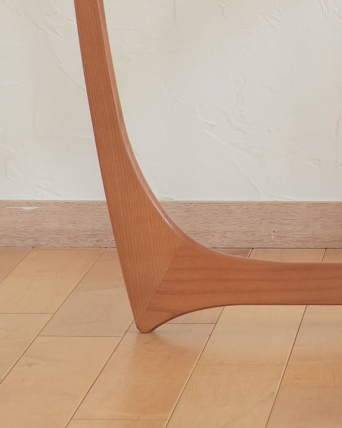 アンティークのテーブル　アンティーク家具　５つのテーブルがセットで届く！北欧スタイルのヴィンテージ家具、G-planのネストテーブル。持ち上げなくても移動できます！Handleのアンティークは、脚の裏にフェルトキーパーをお付けしていますので、床を滑らせてれば移動が簡単です。(k-1589-f)