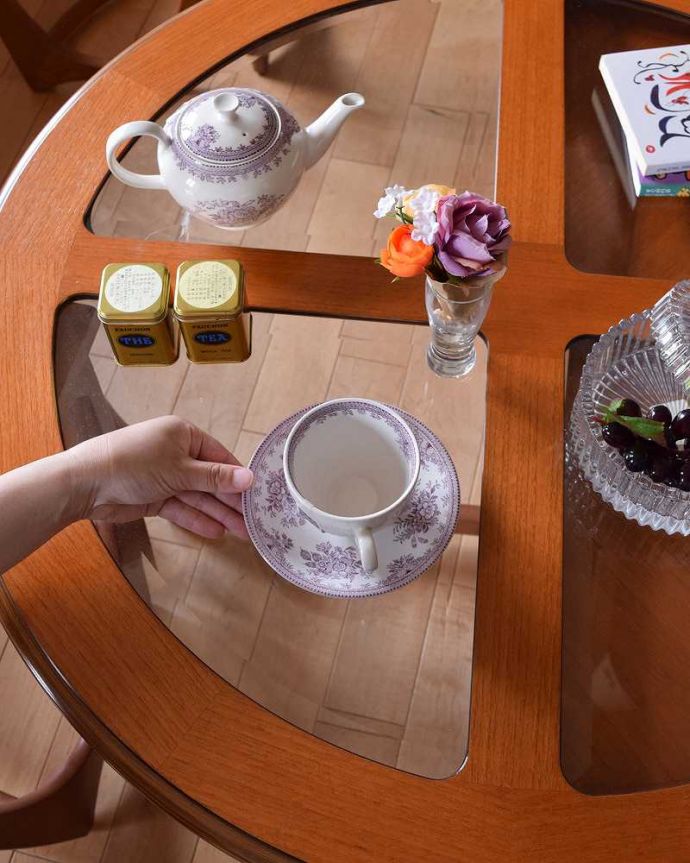 アンティークのテーブル　アンティーク家具　５つのテーブルがセットで届く！北欧スタイルのヴィンテージ家具、G-planのネストテーブル。近くで見てみると･･･修復の際、塗装も一度剥離してキレイに修復しているのでピッカピカです。(k-1589-f)