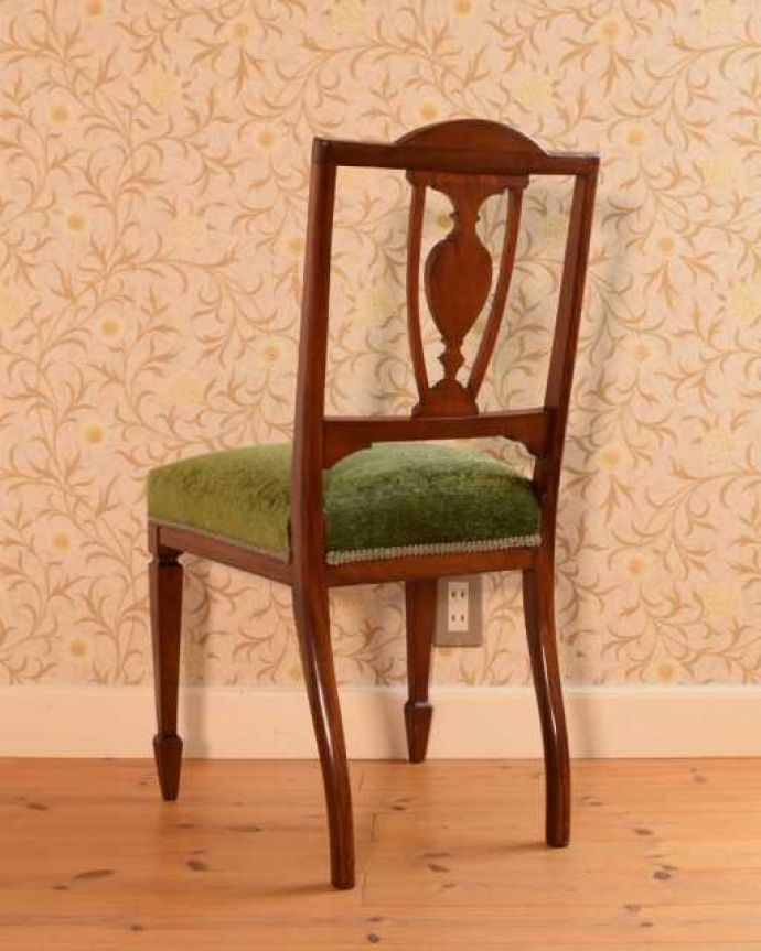 アンティークのサロンチェアの後ろ姿