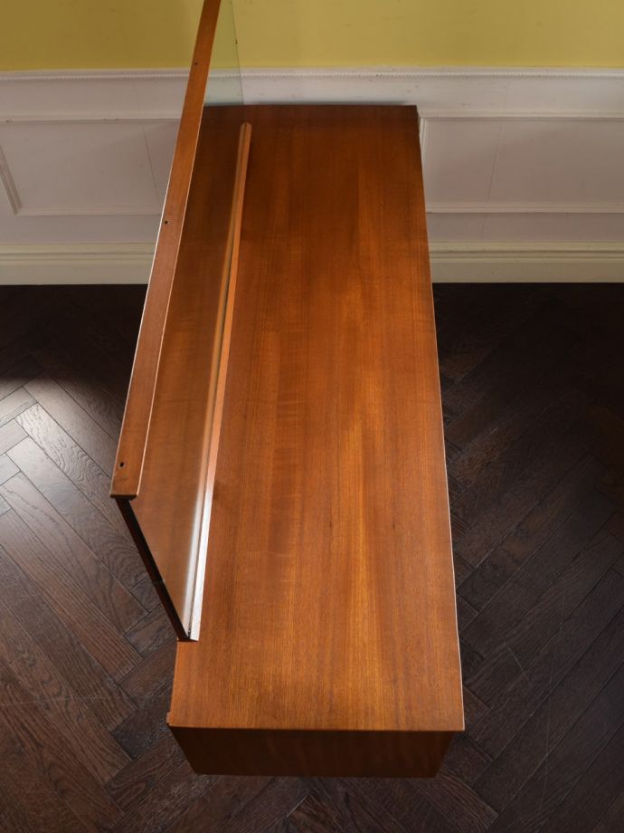 北欧スタイルのビンテージ家具の天板