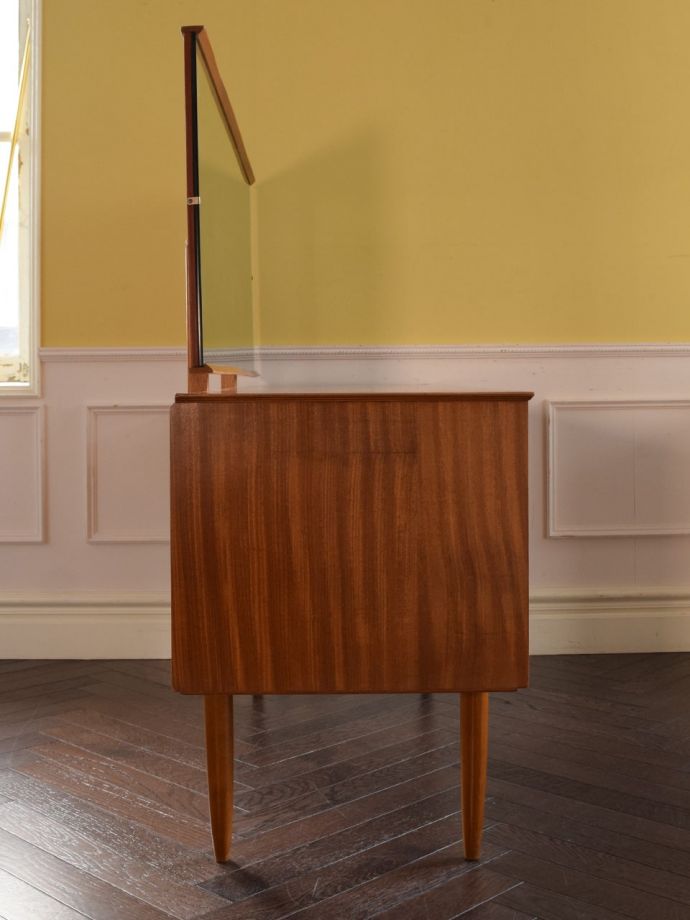 ドレッサーの側面