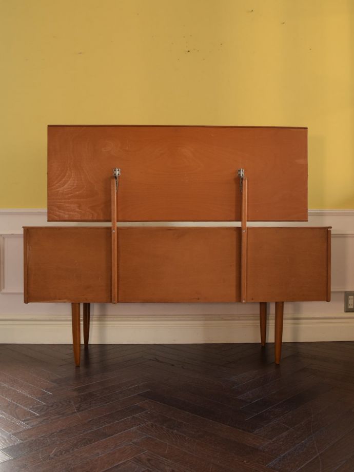 ドレッサーの後ろ姿