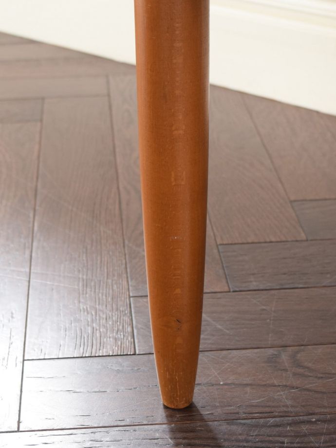 ビンテージドレッサーの脚