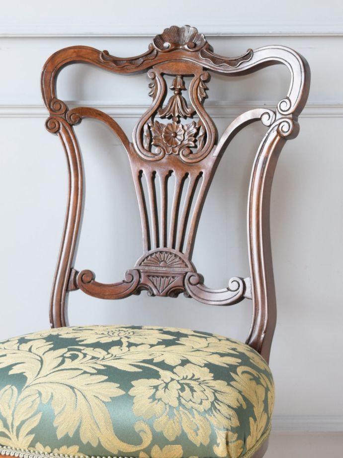 背もたれが美しいアンティークの椅子