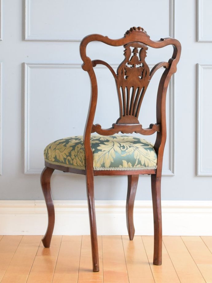 アンティークのサロンチェアの後ろ姿