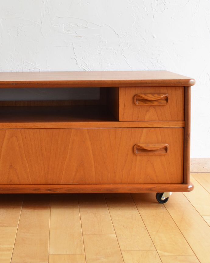 G-PLAN(Gプラン) アンティーク家具 小ぶりで使いやすいヴィンテージ家具、G-planのローボード(テレビ台)。北欧家具のお部屋にピッタリ!男女ともに人気のシンプルでスタイリッシュなインテリアです。(k-1593-f)