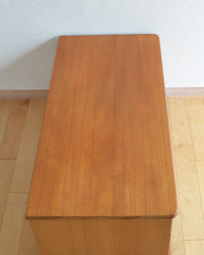 G-PLAN(Gプラン) アンティーク家具 小ぶりで使いやすいヴィンテージ家具、G-planのローボード(テレビ台)。天板もキレイに塗装を仕上げました。(k-1593-f)