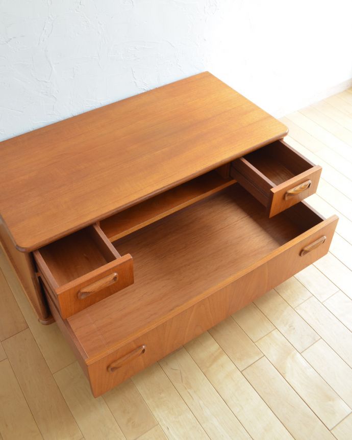 G-PLAN(Gプラン) アンティーク家具 小ぶりで使いやすいヴィンテージ家具、G-planのローボード(テレビ台)。引き出しは3杯。(k-1593-f)