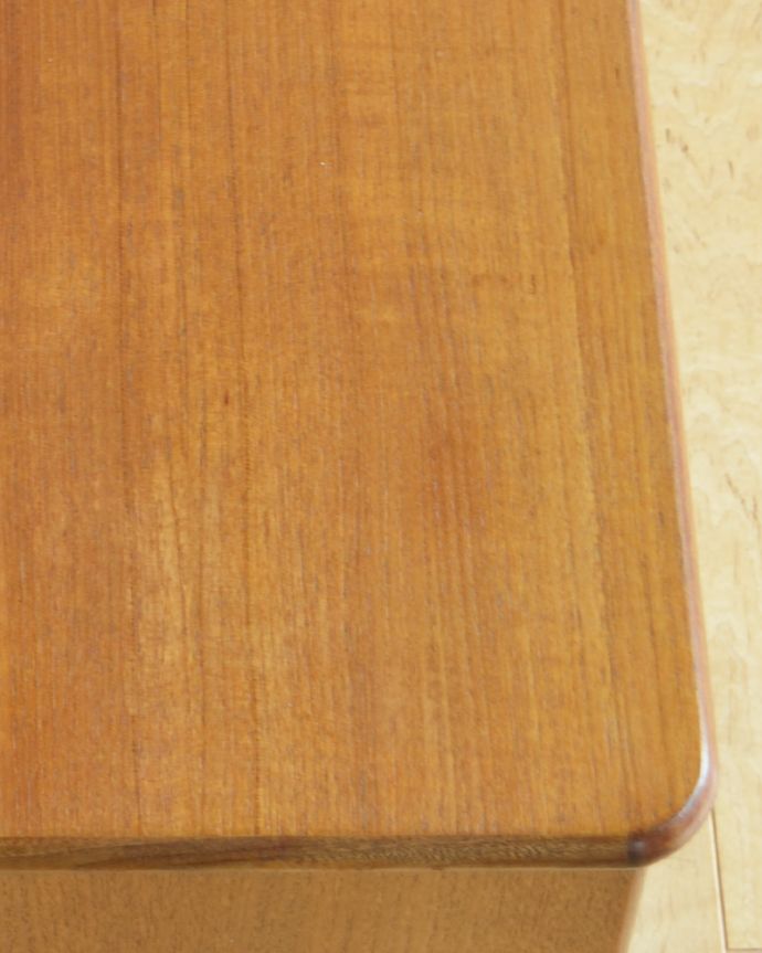 G-PLAN(Gプラン) アンティーク家具 小ぶりで使いやすいヴィンテージ家具、G-planのローボード(テレビ台)。角が丸く仕上がっているので、小さなお子さまがいるご家庭でも安心です。(k-1593-f)