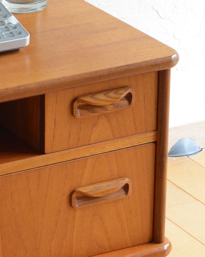 G-PLAN(Gプラン) アンティーク家具 小ぶりで使いやすいヴィンテージ家具、G-planのローボード(テレビ台)。シンプルでカッコいい取っ手。(k-1593-f)