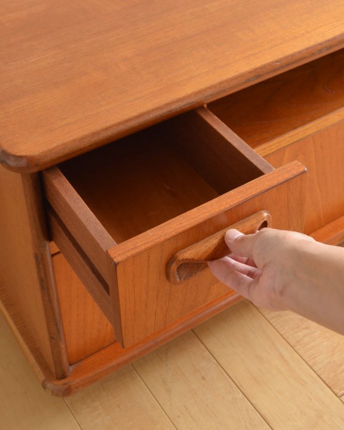 G-PLAN(Gプラン) アンティーク家具 小ぶりで使いやすいヴィンテージ家具、G-planのローボード(テレビ台)。引き出しの開け閉めはとてもスムーズです。(k-1593-f)