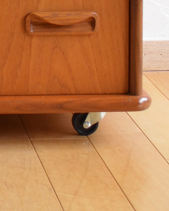 G-PLAN(Gプラン) アンティーク家具 小ぶりで使いやすいヴィンテージ家具、G-planのローボード(テレビ台)。きちんと調整したので、新しいものと比べるとスムーズではありませんが、ちゃんと動きます。(k-1593-f)