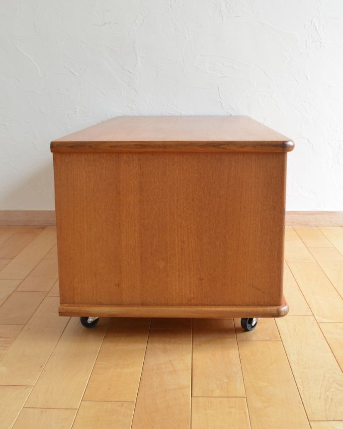 G-PLAN(Gプラン) アンティーク家具 小ぶりで使いやすいヴィンテージ家具、G-planのローボード(テレビ台)。サイドから見てもキレイな状態です。(k-1593-f)