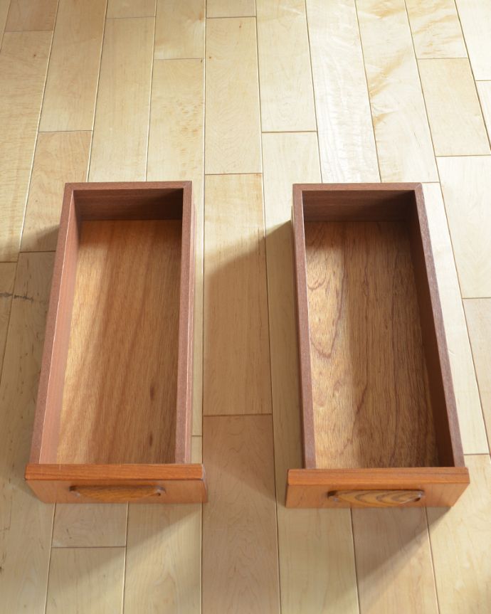 G-PLAN(Gプラン) アンティーク家具 小ぶりで使いやすいヴィンテージ家具、G-planのローボード(テレビ台)。上段の小さい引き出し2杯は、引き抜くことができます。(k-1593-f)