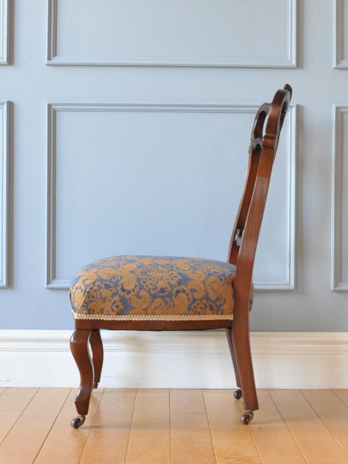 アンティークの椅子の側面