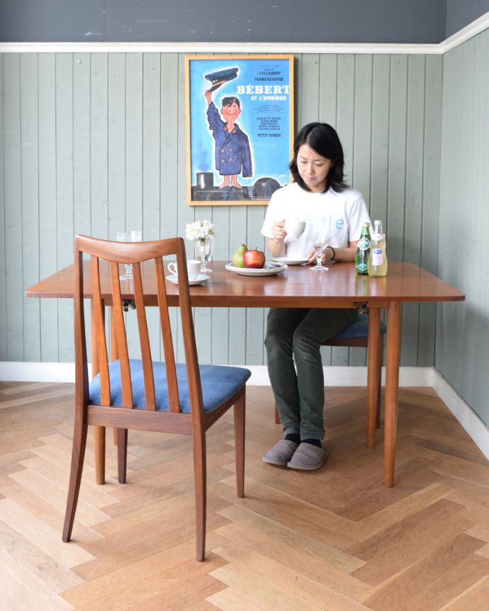 G-PLAN(Gプラン)　アンティーク家具　スッキリとしたモダンなデザインが特徴のG-PLANのアンティークのバタフライテーブル。閉じるとコンパクトになるのでアパートや一人住まいの方にもオススメ！（モデルの身長は159cmです）。(k-1594-f)