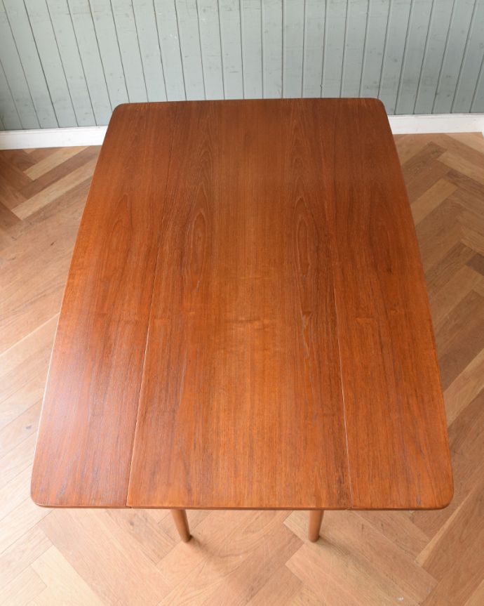 G-PLAN(Gプラン)　アンティーク家具　スッキリとしたモダンなデザインが特徴のG-PLANのアンティークのバタフライテーブル。急な来客があっても、このテーブルがあれば安心！２〜４人で使えます。(k-1594-f)