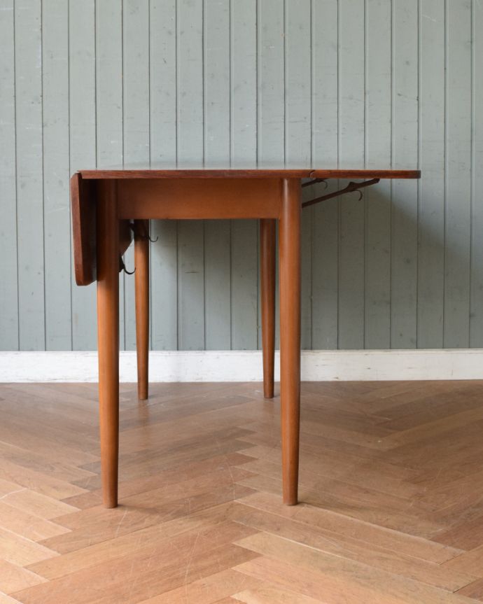 G-PLAN(Gプラン)　アンティーク家具　スッキリとしたモダンなデザインが特徴のG-PLANのアンティークのバタフライテーブル。片開きにして壁につけて、デスクとしても便利に使えます。(k-1594-f)