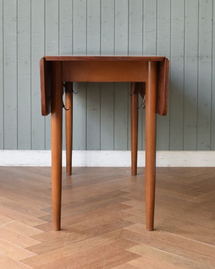 G-PLAN(Gプラン)　アンティーク家具　スッキリとしたモダンなデザインが特徴のG-PLANのアンティークのバタフライテーブル。閉じたときです。(k-1594-f)