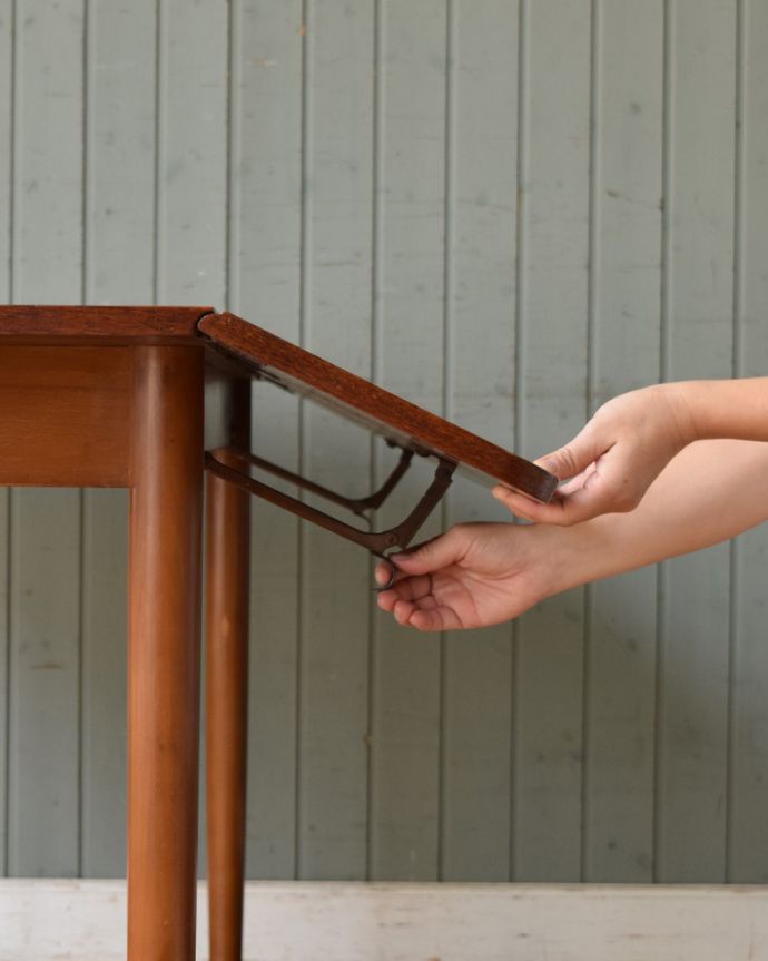 G-PLAN(Gプラン)　アンティーク家具　スッキリとしたモダンなデザインが特徴のG-PLANのアンティークのバタフライテーブル。広げるのは簡単です。(k-1594-f)