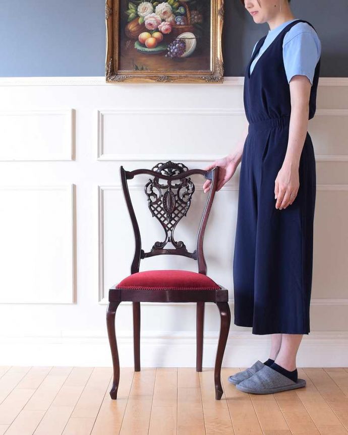 ダイニングチェア アンティーク チェア 繊細な透かし彫りが施された英国輸入のアンティークサイドチェア(サロンチェア)。座るためだけじゃなく見て楽しむ椅子上質な雰囲気が漂うアンティークのサロンチェアは、座るためだけの椅子ではありません。(k-1595-c)