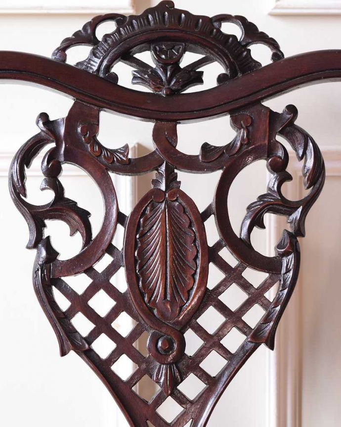 ダイニングチェア アンティーク チェア 繊細な透かし彫りが施された英国輸入のアンティークサイドチェア(サロンチェア)。うっとりするほど細かい細工まだ機械の発達していない時代に、手作業で作られた細かい細工。(k-1595-c)