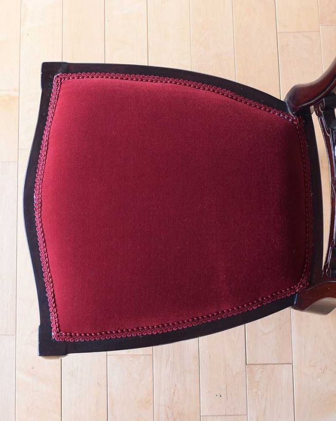 ダイニングチェア アンティーク チェア 繊細な透かし彫りが施された英国輸入のアンティークサイドチェア(サロンチェア)。座面を上から見るとこんな感じ座面は布貼りなので、長時間座っても疲れません。(k-1595-c)