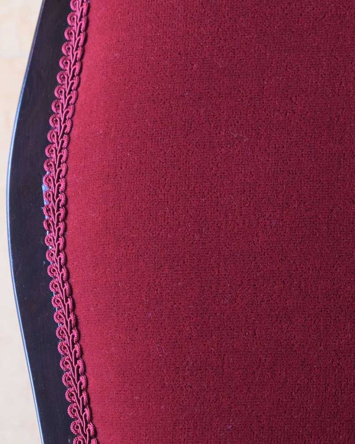 ダイニングチェア アンティーク チェア 繊細な透かし彫りが施された英国輸入のアンティークサイドチェア(サロンチェア)。生地のセレクトにもこだわりました優雅なアンティークチェアの雰囲気をそのままに、一番似合う貼り座をじっくり選びました。(k-1595-c)