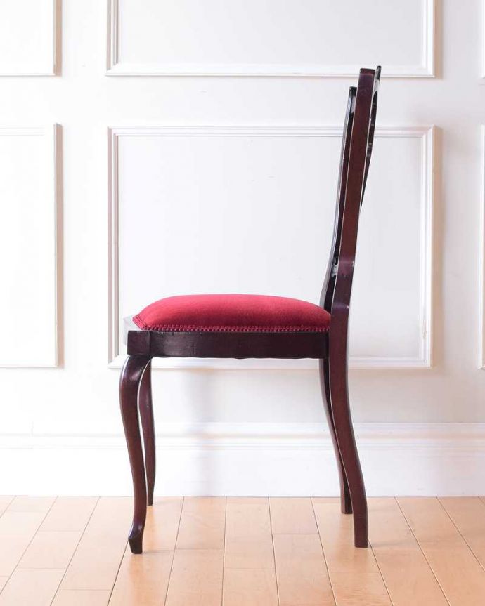 ダイニングチェア アンティーク チェア 繊細な透かし彫りが施された英国輸入のアンティークサイドチェア(サロンチェア)。横から見ても優雅な立ち姿背もたれがカーブしているので楽です。(k-1595-c)