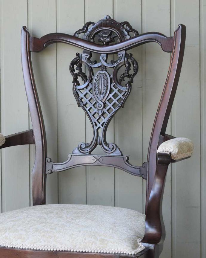 サロンチェア アンティーク チェア 透かし彫りが繊細で美しい1890年代のアンティークアームチェア。美しさの極みを堪能して下さい高級材で描かれた美しく柔らかなフォルム。(k-1596-c)