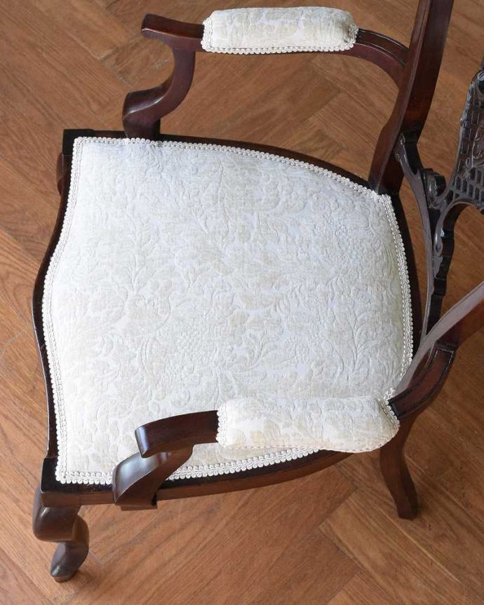 サロンチェア アンティーク チェア 透かし彫りが繊細で美しい1890年代のアンティークアームチェア。座面を上から見るとこんな感じ座面は布貼りなので、長時間座っても疲れません。(k-1596-c)