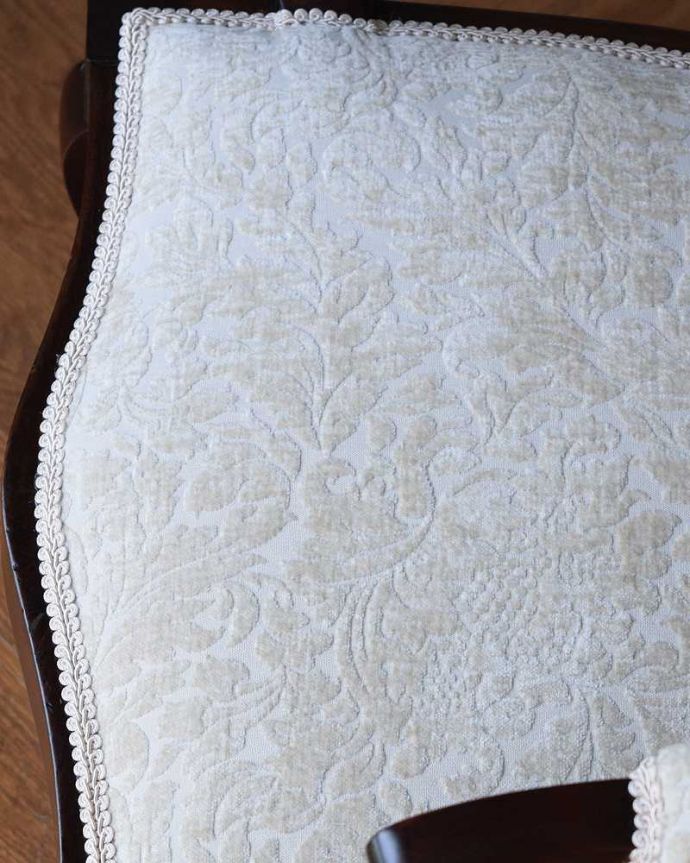 サロンチェア アンティーク チェア 透かし彫りが繊細で美しい1890年代のアンティークアームチェア。生地選びにもこだわりました気品高い大人のパープル色の生地を選んで張り替えました。(k-1596-c)