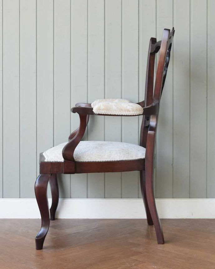 サロンチェア アンティーク チェア 透かし彫りが繊細で美しい1890年代のアンティークアームチェア。横から見ても優雅な立ち姿もちろん、横から見た姿も優雅で美しいんです。(k-1596-c)