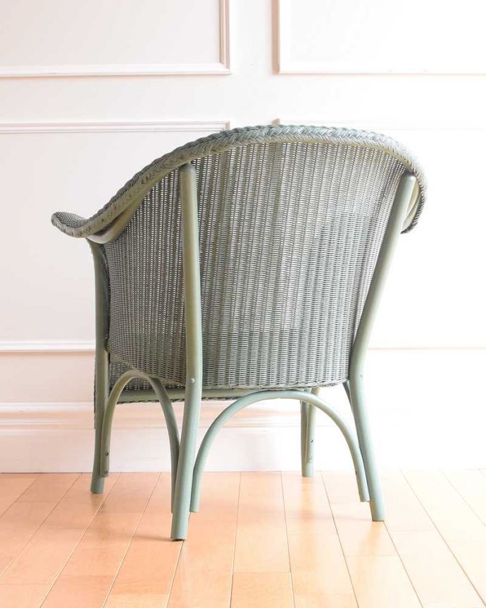 ロイドルーム　アンティーク チェア　紙とワイヤーで造り出されたアンティークの椅子、ゆったりと過ごせるロイドルームチェア 。後ろ姿にも自信があります！アンティークは新品ではないので経年変化によるキズはありますが、専門の職人が目立たないようキレイにお直しをしているので、後姿までキレイです。(k-1598-c)