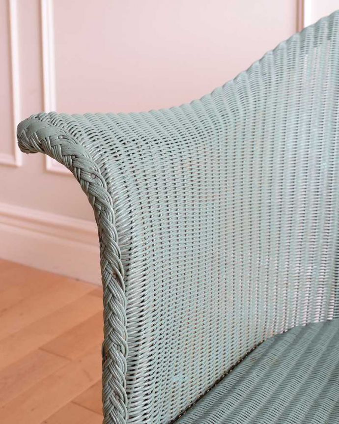 ロイドルーム　アンティーク チェア　紙とワイヤーで造り出されたアンティークの椅子、ゆったりと過ごせるロイドルームチェア 。アーム部分にも注目肘を掛けておけるアームチェアは座ったときにやっぱりラク。(k-1598-c)