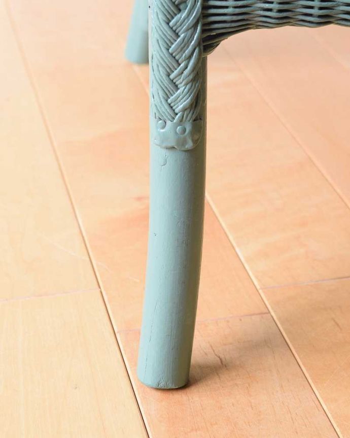 ロイドルーム　アンティーク チェア　紙とワイヤーで造り出されたアンティークの椅子、ゆったりと過ごせるロイドルームチェア 。床を滑らせて移動出来ますHandleではアンティークチェアの脚の裏にフェルトキーパーをお付けしています。(k-1598-c)