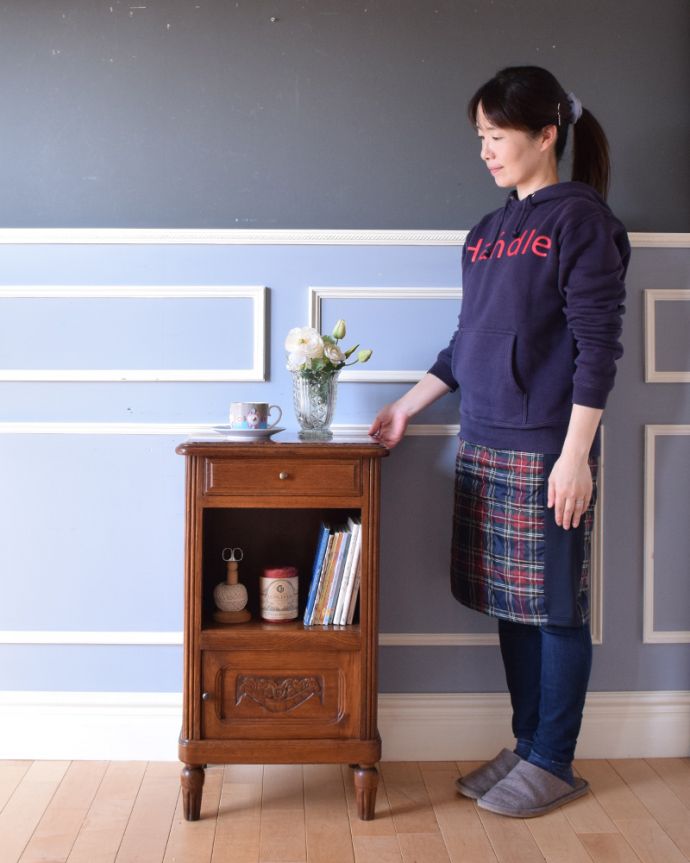 アンティークのキャビネット　アンティーク家具　南仏スタイルのアンティーク家具、天然石天板のベッドサイドカップボード。小さめの飾り棚なので、リビングや寝室、玄関などで試してみてください。(k-1599-f)