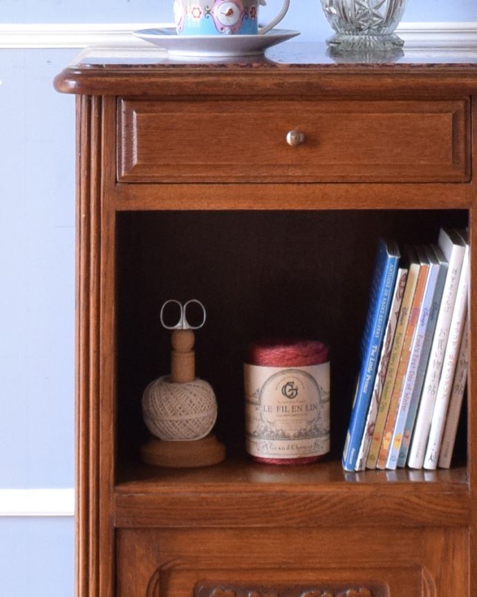 アンティークのキャビネット　アンティーク家具　南仏スタイルのアンティーク家具、天然石天板のベッドサイドカップボード。しっとりとした大人の雰囲気を醸し出す小さなキャビネット。(k-1599-f)