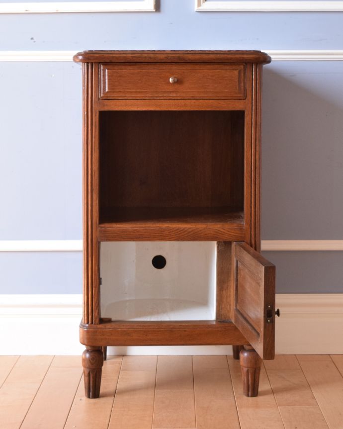 アンティークのキャビネット　アンティーク家具　南仏スタイルのアンティーク家具、天然石天板のベッドサイドカップボード。オープン棚には、ティッシュボックスやメガネケースなど入れておくと便利ですよ。(k-1599-f)