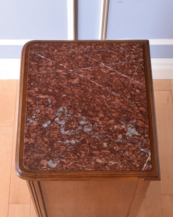 アンティークのキャビネット　アンティーク家具　南仏スタイルのアンティーク家具、天然石天板のベッドサイドカップボード。天板もキレイな天然大理石が割れずに到着しました。(k-1599-f)