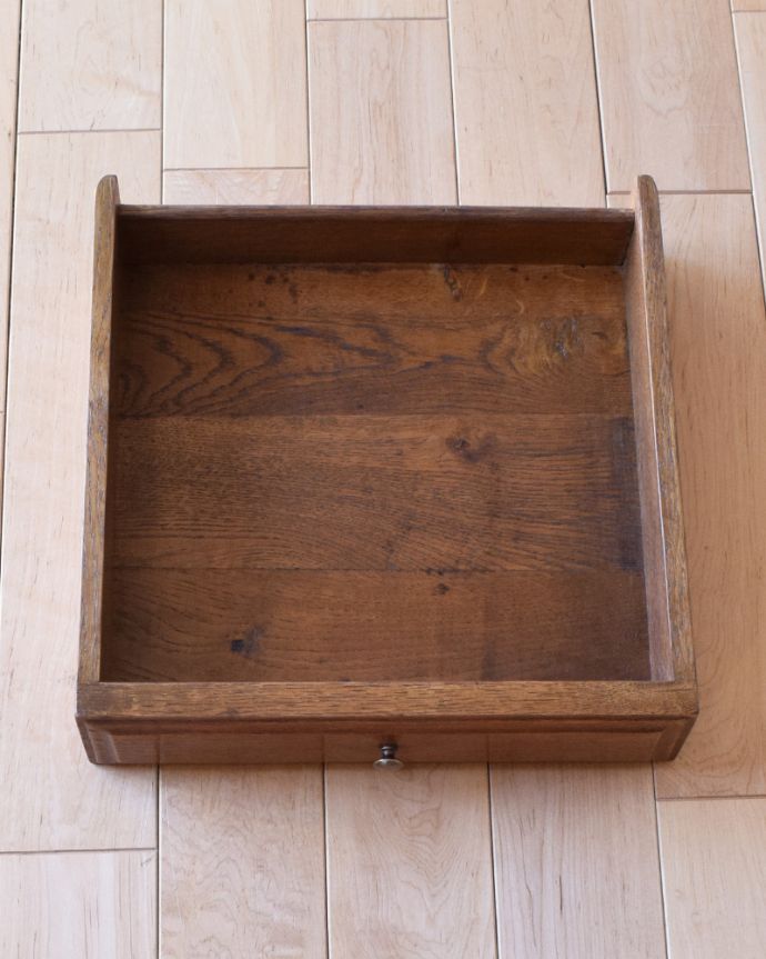 アンティークのキャビネット　アンティーク家具　南仏スタイルのアンティーク家具、天然石天板のベッドサイドカップボード。細々したものをしまうのに便利な引き出し。(k-1599-f)