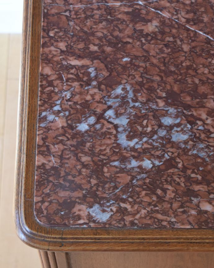 アンティークのキャビネット　アンティーク家具　南仏スタイルのアンティーク家具、天然石天板のベッドサイドカップボード。角は丸くなっているので、小さなお子さまがいるご家庭にも安心です。(k-1599-f)