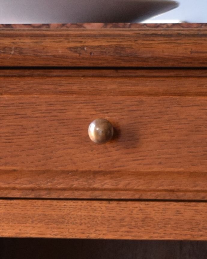 アンティークのキャビネット　アンティーク家具　南仏スタイルのアンティーク家具、天然石天板のベッドサイドカップボード。取っ手はシンプルなデザインです。(k-1599-f)