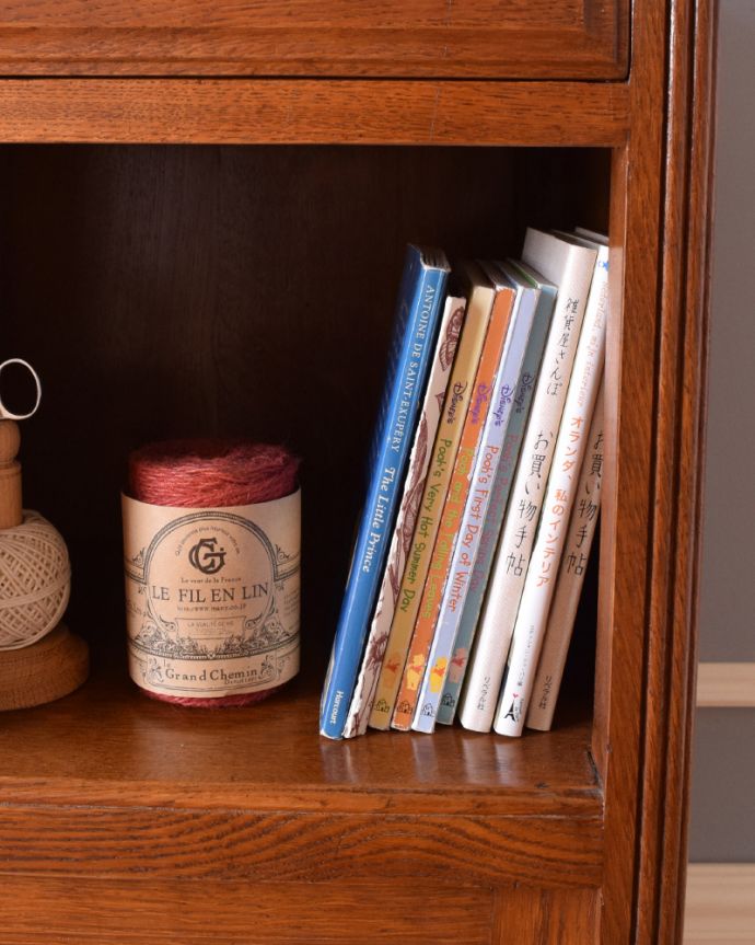 アンティークのキャビネット　アンティーク家具　南仏スタイルのアンティーク家具、天然石天板のベッドサイドカップボード。文庫本や漫画が入るオープン棚です。(k-1599-f)